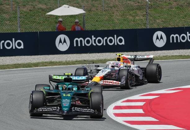 30.05.2025, Circuit de Catalunya, Barcelona, Formel 1 Aramco Grand Prix von Spanien 2025 , im Bild Fernando Alonso (ESP), Aston Martin Aramco Cognizant Formula One Team, Liam Lawson (NZL), Visa Cash App RB Formula One Team (Photo by Hasan Bratic DeFodi Images)