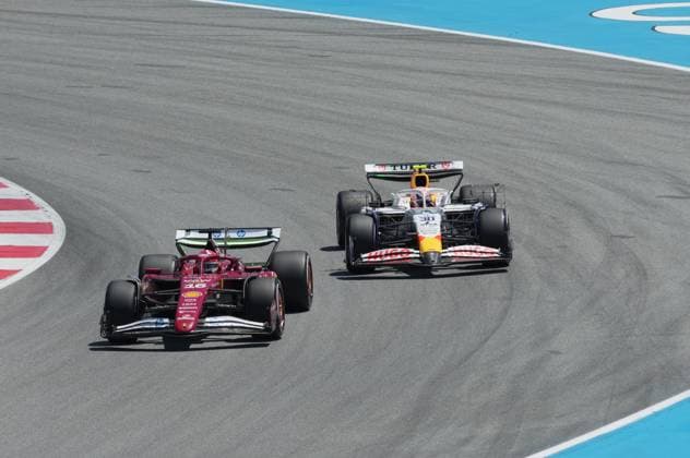 30.05.2025, Circuit de Catalunya, Barcelona, Formel 1 Aramco Grand Prix von Spanien 2025 , im Bild Charles Leclerc (MCO), Scuderia Ferrari HP, Liam Lawson (NZL), Visa Cash App RB Formula One Team (Photo by Hasan Bratic DeFodi Images)