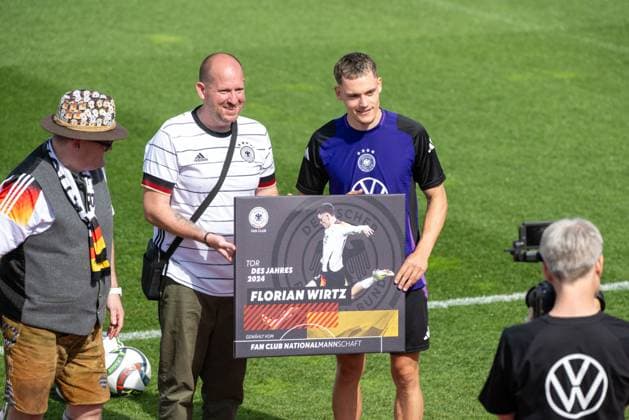 Fußball, Herren, Saison 2024 25, Deutsche Fußball-Nationalmannschaft, öffentliches Training in Herzogenaurach im Adi-Dassler-Stadion, Der Fan Club Nationalmannschaft zeichnet Florian Wirtz für das Tor des Jahres 2024 aus, 30.05. 2025, Copyright: xMatthiasxKochx