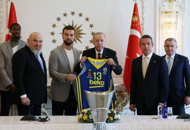 Sport Themen der Woche KW22 Sport Bilder des Tages Turkish President Recep Tayyip Erdogan receives Fenerbahce Beko Men s Basketball Team players and technical staff ISTANBUL, TURKIYE - MAY 30: (----EDITORIAL USE ONLY - MANDATORY CREDIT - TURKISH PRESIDENCY MURAT KULA HANDOUT - NO MARKETING NO ADVERTISING CAMPAIGNS - DISTRIBUTED AS A SERVICE TO CLIENTS----) Turkish President Recep Tayyip Erdogan receives Fenerbahce Beko Men s Basketball Team players and technical staff after their EuroLeague championship win in Istanbul, Turkiye on May 30, 2025. Turkish Youth and Sports Minister Osman Askin Bak and Fenerbahce President Ali Koc also attended the reception. Turkish Presidency Murat Kula Anadolu Istanbul Turkey. Editorial use only. Please get in touch for any other usage.  Copyright: x2025xAnadoluxTurkishxPresidency MuratxKulax