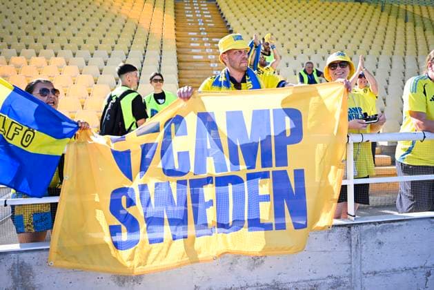 PARMA, ITALIEN 20250530 Svenska fans, supportrar pa plats inför matchen i fotboll mellan Italien och Sverige i Nations League, damer, division A, grupp 4 pa Ennio Tardini-stadion i Parma.