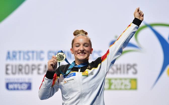 Sport Themen der Woche KW22 Sport Bilder des Tages 30.05.2025, xhbx, Turnen Turn EM 2025 Gerätefinale Frauen Sprung, v.l. Karina Schönmaier (Deutschland) Gold Siegerehrung (DFL DFB REGULATIONS PROHIBIT ANY USE OF PHOTOGRAPHS as IMAGE SEQUENCES and or QUASI-VIDEO) Leipzig *** 30 05 2025, xhbx, Gymnastics European Gymnastics Championships 2025 apparatus finals women vault, v l Karina Schönmaier Germany Gold Award Ceremony DFL DFB REGULATIONS PROHIBIT ANY USE OF PHOTOGRAPHS as IMAGE SEQUENCES and or QUASI VIDEO Leipzig