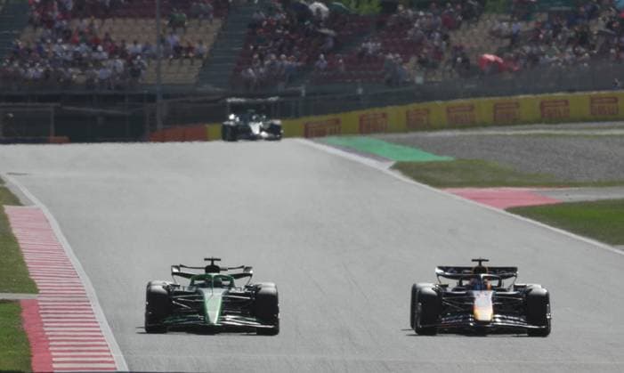 30.05.2025, Circuit de Catalunya, Barcelona, Formel 1 Aramco Grand Prix von Spanien 2025 , im Bild Nico Hülkenberg (DEU), Stake F1 Team Kick Sauber, Max Verstappen (NLD), Oracle Red Bull Racing (Photo by Hasan Bratic DeFodi Images)