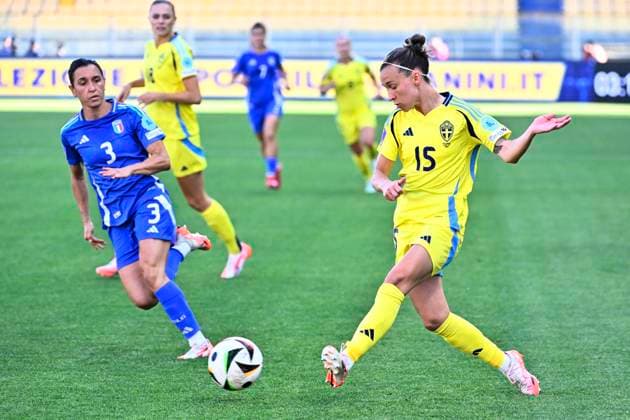 PARMA, ITALIEN 20250530 Italiens Lucia Di Guglielmo 3 och Sveriges Julia Zigotti Olme 15 under fredagens fotbollsmatch mellan Italien och Sverige i Nations League, damer, division A, grupp 4 pa Ennio Tardini-stadion i Parma.