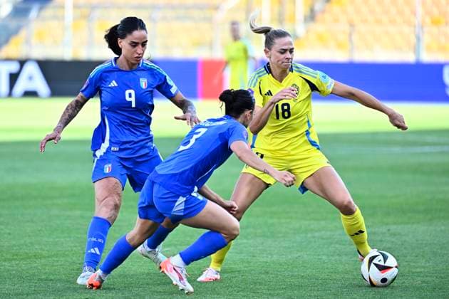 PARMA, ITALIEN 20250530 Italiens Martina Piemonte 9, Italiens Lucia Di Guglielmo 3 och Sveriges Fridolina Rolfö 18 under fredagens fotbollsmatch mellan Italien och Sverige i Nations League, damer, division A, grupp 4 pa Ennio Tardini-stadion i Parma.