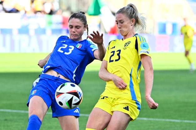 PARMA, ITALIEN 20250530 Italiens Cecilia Salvai 23 och Sveriges Rebecka Blomqvist 23 under fredagens fotbollsmatch mellan Italien och Sverige i Nations League, damer, division A, grupp 4 pa Ennio Tardini-stadion i Parma.