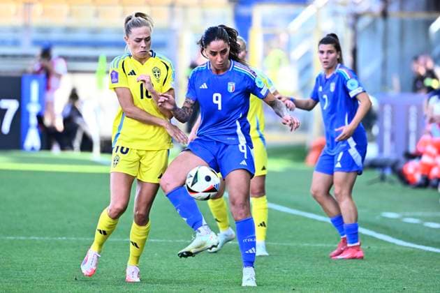 PARMA, ITALIEN 20250530 Sveriges Fridolina Rolfö 18 och Italiens Martina Piemonte 9 under fredagens fotbollsmatch mellan Italien och Sverige i Nations League, damer, division A, grupp 4 pa Ennio Tardini-stadion i Parma.