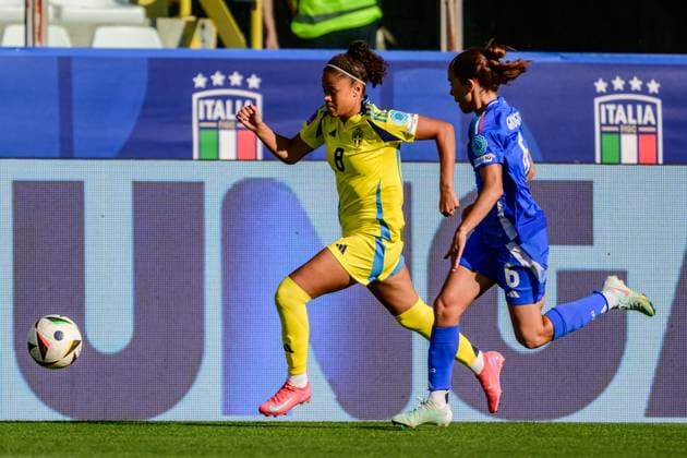 250530 Felicia Schröder of Sweden and Manuela Giugliano of Italy during the Women s Nations League football match between Italy and Sweden on May 30, 2025 in Parma. Photo: Ludvig Thunman BILDBYRAN kod LT LT0706 fotboll football soccer fotball nations league uefa womens nations league italien italy sverige sweden dam bbeng Copyright: LUDVIGxTHUNMAN BB250530LT046