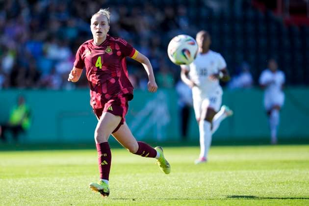 Vanessa Diehm (Deutschland, 4), am Ball, Freisteller, Ganzkörper, Einzelbild, Einzelfoto, Aktion, Action, 30.05.2025, Großaspach (Deutschland), Fussball, Länderspiel, U23-Frauen, Deutschland - USA, DFB DFL REGULATIONS PROHIBIT ANY USE OF PHOTOGRAPHS AS IMAGE SEQUENCES AND OR QUASI-VIDEO.