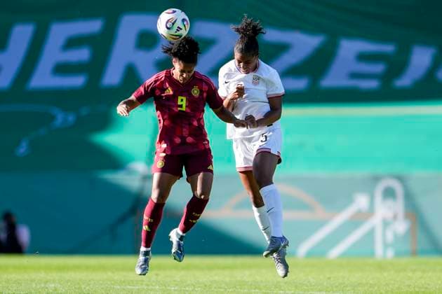v.li.: Shekiera Martinez (Deutschland, 9), Kennedy Wesley (USA, 5), beim Kopfball, Kopfballduell, Spielszene, Zweikampf in der Luft, Aktion, Action, 30.05.2025, Großaspach (Deutschland), Fussball, Länderspiel, U23-Frauen, Deutschland - USA, DFB DFL REGULATIONS PROHIBIT ANY USE OF PHOTOGRAPHS AS IMAGE SEQUENCES AND OR QUASI-VIDEO.