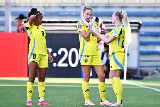PARMA, ITALIEN 20250530 Sveriges Felicia Schröder 8, Fridolina Rolfö 18 och Rebecka Blomqvist 23 under fredagens fotbollsmatch mellan Italien och Sverige i Nations League, damer, division A, grupp 4 pa Ennio Tardini-stadion i Parma.