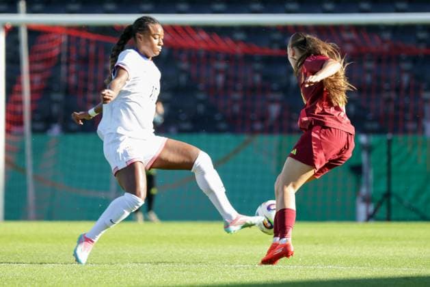 30.05.2025, xhettx, Fussball U 23-Frauen-Länderspiel, Deutschland - USA v.l. Jeadyn Shaw (USA) nimmt Tuana Mahmoud (DFB) den Ball ab (DFL DFB REGULATIONS PROHIBIT ANY USE OF PHOTOGRAPHS as IMAGE SEQUENCES and or QUASI-VIDEO)