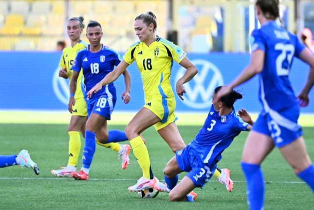 PARMA, ITALIEN 20250530 Italiens Arianna Caruso 18, Sveriges Fridolina Rolfö 18 och Italiens Lucia Di Guglielmo 3 under fredagens fotbollsmatch mellan Italien och Sverige i Nations League, damer, division A, grupp 4 pa Ennio Tardini-stadion i Parma.