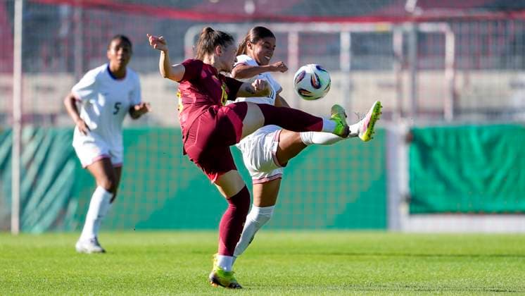 v.li.: Sophie Weidauer (Deutschland, 19), Samantha Meza (USA, 20), Zweikampf, Spielszene, Duell, duel, tackle, tackling, Dynamik, Action, Aktion, 30.05.2025, Großaspach (Deutschland), Fussball, Länderspiel, U23-Frauen, Deutschland - USA, DFB DFL REGULATIONS PROHIBIT ANY USE OF PHOTOGRAPHS AS IMAGE SEQUENCES AND OR QUASI-VIDEO.
