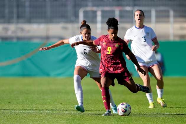 v.li.: Riley Jackson (USA, 6), Shekiera Martinez (Deutschland, 9), Lilly Reale (USA, 3), Zweikampf, Spielszene, Duell, duel, tackle, tackling, Dynamik, Action, Aktion, 30.05.2025, Großaspach (Deutschland), Fussball, Länderspiel, U23-Frauen, Deutschland - USA, DFB DFL REGULATIONS PROHIBIT ANY USE OF PHOTOGRAPHS AS IMAGE SEQUENCES AND OR QUASI-VIDEO.