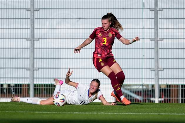 v.li.: Maddie Dahlien (USA, 11), Sarah Mattner-Trembleau (Deutschland, 3), Zweikampf, Spielszene, Duell, duel, tackle, tackling, Dynamik, Action, Aktion, 30.05.2025, Großaspach (Deutschland), Fussball, Länderspiel, U23-Frauen, Deutschland - USA, DFB DFL REGULATIONS PROHIBIT ANY USE OF PHOTOGRAPHS AS IMAGE SEQUENCES AND OR QUASI-VIDEO.