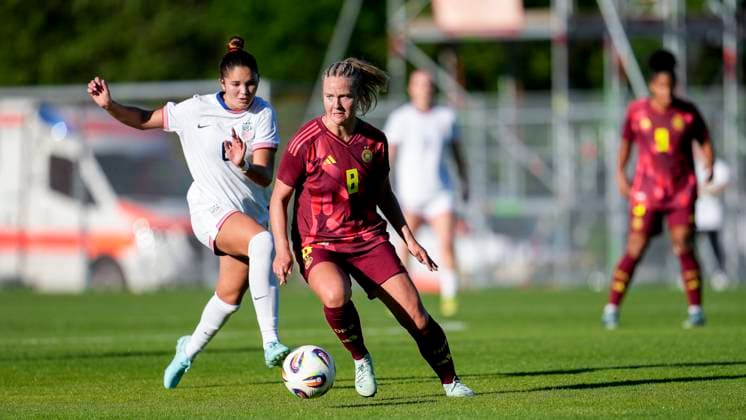 v.li.: Riley Jackson (USA, 6), Mathilde Janzen (Deutschland, 8), Zweikampf, Spielszene, Duell, duel, tackle, tackling, Dynamik, Action, Aktion, 30.05.2025, Großaspach (Deutschland), Fussball, Länderspiel, U23-Frauen, Deutschland - USA, DFB DFL REGULATIONS PROHIBIT ANY USE OF PHOTOGRAPHS AS IMAGE SEQUENCES AND OR QUASI-VIDEO.