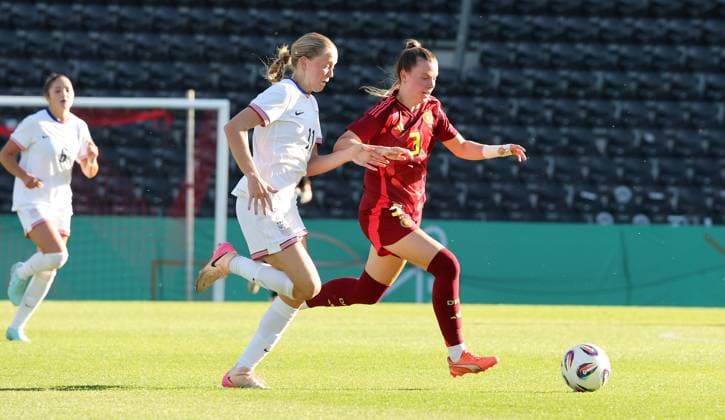 Aspach , Fußball U23 weiblich Länderspiel Deutschland vs. USA , von links: Madeline Dahlien ( USA ) Sarah Mattner-Trembleau ( D )