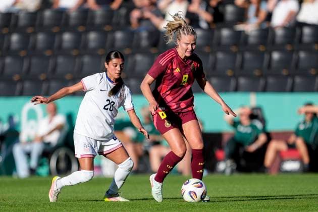 v.li.: Samantha Meza (USA, 20), Mathilde Janzen (Deutschland, 8), Zweikampf, Spielszene, Duell, duel, tackle, tackling, Dynamik, Action, Aktion, 30.05.2025, Großaspach (Deutschland), Fussball, Länderspiel, U23-Frauen, Deutschland - USA, DFB DFL REGULATIONS PROHIBIT ANY USE OF PHOTOGRAPHS AS IMAGE SEQUENCES AND OR QUASI-VIDEO.