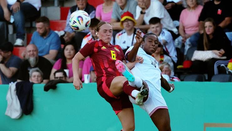Aspach , Fußball U23 weiblich Länderspiel Deutschland vs. USA , von links: Lisanne Gräwe ( D ) Jaedyn Shaw ( USA )