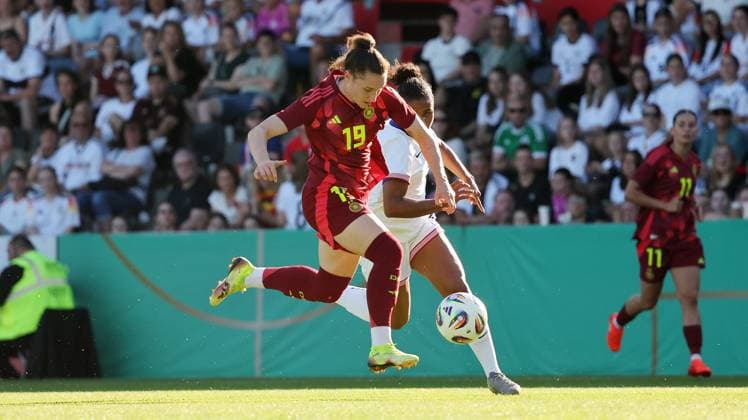 Aspach , Fußball U23 weiblich Länderspiel Deutschland vs. USA , von vorne: Sophie Weidauer ( D ) Jaedyn Shaw ( USA )