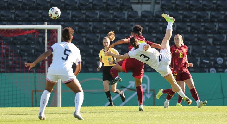 Aspach , Fußball U23 weiblich Länderspiel Deutschland vs. USA , von links: Shekiera Martinez ( D) Lilly Reale ( USA )