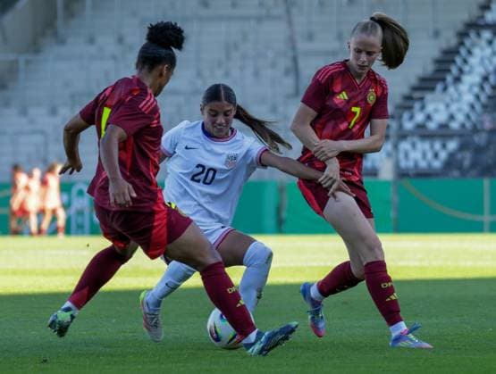 30.05.2025, xhettx, Fussball U 23-Frauen-Länderspiel, Deutschland - USA v.l. Shekiera Martinez (DFB), Samantha Meza (USA) und Vivien Endemann (DFB) kämpfen um den Ball (DFL DFB REGULATIONS PROHIBIT ANY USE OF PHOTOGRAPHS as IMAGE SEQUENCES and or QUASI-VIDEO)