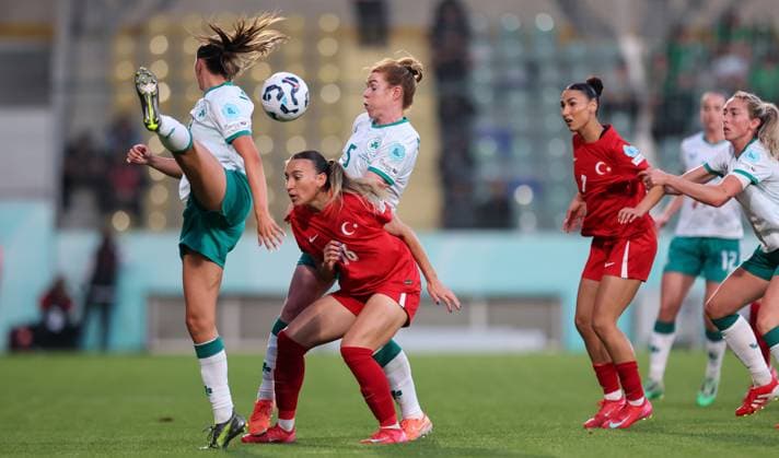 UEFA Women s Nations League 2025, Esenler Stadium, Istanbul, Turkey 30 5 2025 Ireland vs Turkey Ireland™s Abbie Larkin and Aoife Mannion with Ece TürkoÄülu of Turkey Abbie Larkin and Aoife Mannion with Ece TürkoÄülu 30 5 2025  Copyright: x INPHO RyanxByrnex RB1_3560