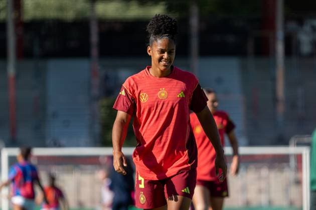 Gute Laune beim Warm-up bei Shekiera Martinez (Deutschland Frauen U23, 9), Deutschland vs. USA, Fussball, Frauen, U23 Laenderspiel, Testspiel, 30.05.2025, DFB REGULATIONS PROHIBIT ANY USE OF PHOTOGRAPHS AS IMAGE SEQUENCES AND OR QUASI-VIDEO, Deutschland vs. USA, Fussball, Frauen, U23 Laenderspiel, Testspiel, 30.05.2025, Großaspach Copyright: xEibner-Pressefoto EdwardxCheungx EP_ECG