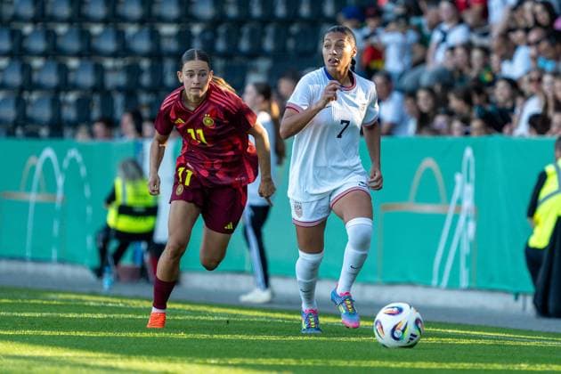 Tuana Mahmoud (Deutschland Frauen U23, 11) im Sprintduell mit Makenna Morris (USA Frauen U23, 07), Deutschland vs. USA, Fussball, Frauen, U23 Laenderspiel, Testspiel, 30.05.2025, DFB REGULATIONS PROHIBIT ANY USE OF PHOTOGRAPHS AS IMAGE SEQUENCES AND OR QUASI-VIDEO, Deutschland vs. USA, Fussball, Frauen, U23 Laenderspiel, Testspiel, 30.05.2025, Großaspach Copyright: xEibner-Pressefoto EdwardxCheungx EP_ECG