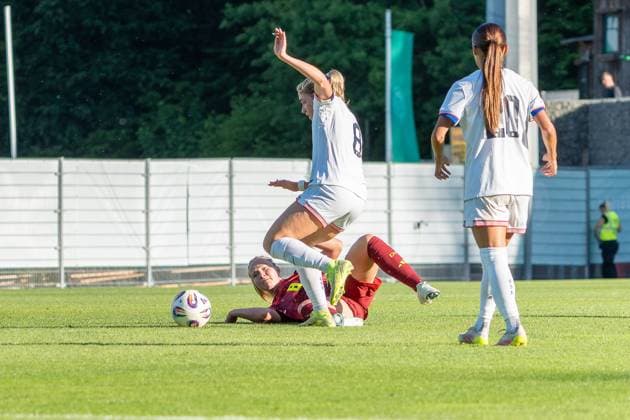 Starke Graetsche von Mathilde Janzen (Deutschland Frauen U23, 8) gegen Korbin Albert (USA Frauen U23, 08), Deutschland vs. USA, Fussball, Frauen, U23 Laenderspiel, Testspiel, 30.05.2025, DFB REGULATIONS PROHIBIT ANY USE OF PHOTOGRAPHS AS IMAGE SEQUENCES AND OR QUASI-VIDEO, Deutschland vs. USA, Fussball, Frauen, U23 Laenderspiel, Testspiel, 30.05.2025, Großaspach Copyright: xEibner-Pressefoto EdwardxCheungx EP_ECG