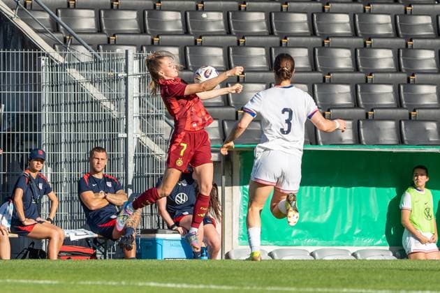 Ballannahme mit der Brust von Vivien Endemann (Deutschland Frauen U23, 7), Deutschland vs. USA, Fussball, Frauen, U23 Laenderspiel, Testspiel, 30.05.2025, DFB REGULATIONS PROHIBIT ANY USE OF PHOTOGRAPHS AS IMAGE SEQUENCES AND OR QUASI-VIDEO, Deutschland vs. USA, Fussball, Frauen, U23 Laenderspiel, Testspiel, 30.05.2025, Großaspach Copyright: xEibner-Pressefoto EdwardxCheungx EP_ECG