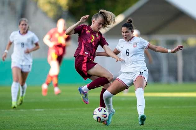 v.li.: Vivien Endemann (Deutschland, 7), Riley Jackson (USA, 6), Zweikampf, Spielszene, Duell, duel, tackle, tackling, Dynamik, Action, Aktion, 30.05.2025, Großaspach (Deutschland), Fussball, Länderspiel, U23-Frauen, Deutschland - USA, DFB DFL REGULATIONS PROHIBIT ANY USE OF PHOTOGRAPHS AS IMAGE SEQUENCES AND OR QUASI-VIDEO.