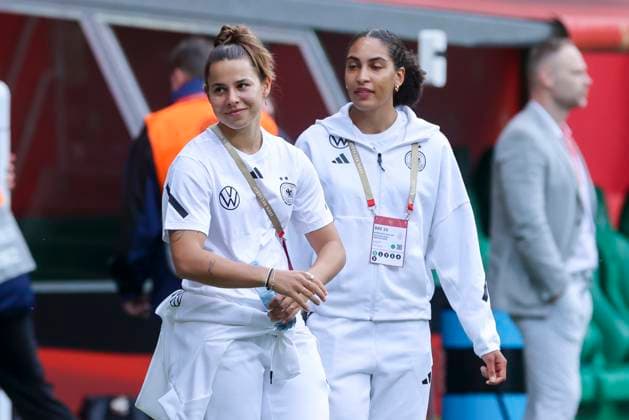 Lena Oberdorf (Germany) und Cora Zicai (Germany9 unterhalten sich, UEFA Women s Nations League 2024 25 Grp A1 MD5, Germany and Netherlands, Weserstadion am 30. May 2025 in Bremen, Deutschland. (Foto von Marco Steinbrenner DeFodi Images) Lena Oberdorf (Germany) und Cora Zicai (Germany9 talk together, UEFA Women s Nations League 2024 25 Grp A1 MD5, Germany and Netherlands, Weserstadion, May 30, 2025 in Bremen, Germany. (Photo by Marco Steinbrenner DeFodi Images)