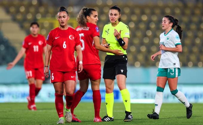UEFA Women s Nations League 2025, Esenler Stadium, Istanbul, Turkey 30 5 2025 Turkey vs Republic of Ireland WNT Referee Kristina Georgieva speaks with Sejde Abrahamsson of Turkey Kristina Georgieva speaks with Sejde Abrahamsson 30 5 2025  Copyright: x INPHO RyanxByrnex RB1_4176