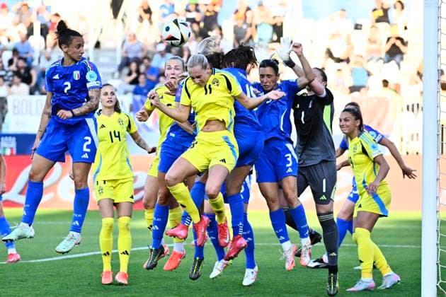 PARMA, ITALIEN 20250530 Sveriges Ellen Wangerheim 11 trängs framför Italiens mal under fredagens fotbollsmatch mellan Italien och Sverige i Nations League, damer, division A, grupp 4 pa Ennio Tardini-stadion i Parma.