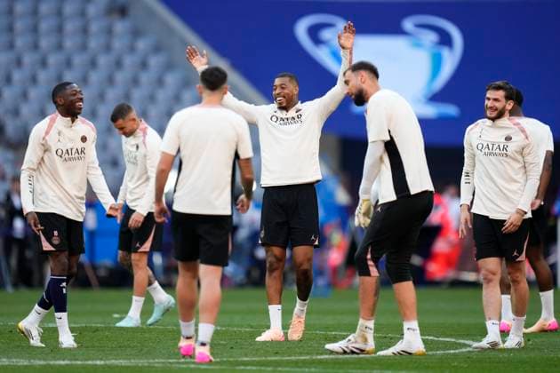 Paris Saint-Germain Training Session And press conference, PK, Pressekonferenz - UEFA Champions League Final 2025 PSG palyers during the warm-up ahead of the UEFA Champions League Final 2025 between Paris Saint-Germain and FC Internazionale Milano at Allianz Arena on May 30, 2025 in Munich, Germany. Munich Germany  Copyright: xJosexBretonx originalFilename:bretonhernandez-parissai250530_np8Rm.jpg