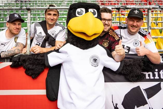 UWNL: Deutschland vs Niederlande; 30.05.25 Maskottchen Paule mit den Fans UWNL: Deutschland vs Niederlande, Weserstadion am 30.05.25 Copyright: xBEAUTIFULxSPORTS MarioxM.xKobergx