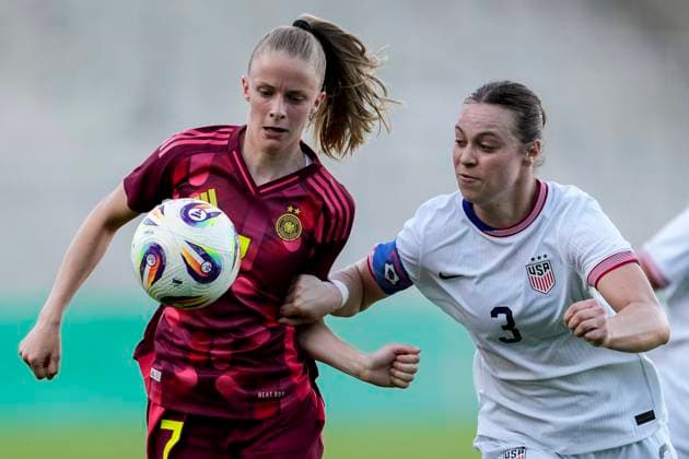 v.li.: Vivien Endemann (Deutschland, 7), Lilly Reale (USA, 3), Zweikampf, Spielszene, Duell, duel, tackle, tackling, Dynamik, Action, Aktion, 30.05.2025, Großaspach (Deutschland), Fussball, Länderspiel, U23-Frauen, Deutschland - USA, DFB DFL REGULATIONS PROHIBIT ANY USE OF PHOTOGRAPHS AS IMAGE SEQUENCES AND OR QUASI-VIDEO.