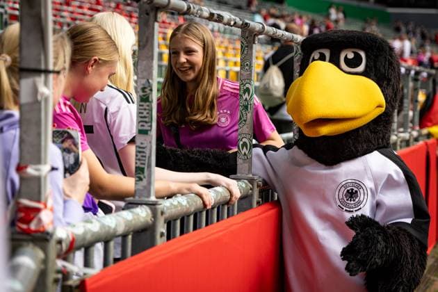 UWNL: Deutschland vs Niederlande; 30.05.25 Maskottchen Paule mit den Fans UWNL: Deutschland vs Niederlande, Weserstadion am 30.05.25 Copyright: xBEAUTIFULxSPORTS MarioxM.xKobergx