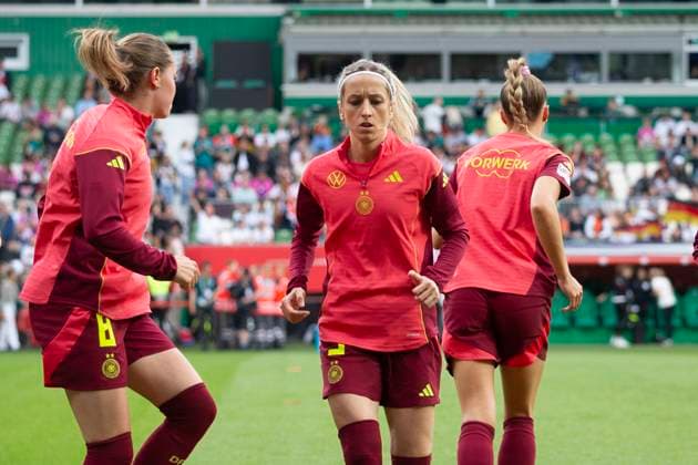 GER, Bremen, Fußballl, Frauenfussball, UEFA Womens Nations League, 5. Spieltag, Deutschland vs. Niederlande im Bild v.l.: Kathrin Hendrich (GER 05), beim warm up 30.05.2025, Weserstadion Bremen UEFA REGULATIONS PROHIBIT ANY USE OF PHOTOGRAPHS AS IMAGE SEQUENCES AND OR QUASI-VIDEO, Copyright: HMBxMedia PaulxFritz