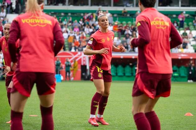GER, Bremen, Fußballl, Frauenfussball, UEFA Womens Nations League, 5. Spieltag, Deutschland vs. Niederlande im Bild v.l.: Giovanna Hoffmann (GER 18), beim warm up, wirkt fokussiert 30.05.2025, Weserstadion Bremen UEFA REGULATIONS PROHIBIT ANY USE OF PHOTOGRAPHS AS IMAGE SEQUENCES AND OR QUASI-VIDEO, Copyright: HMBxMedia PaulxFritz
