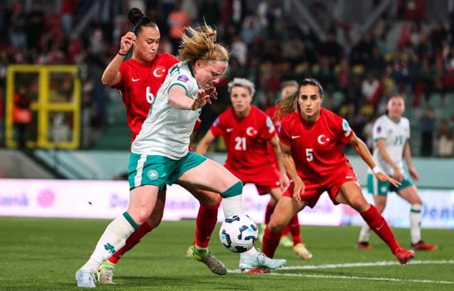 UEFA Women s Nations League 2025, Esenler Stadium, Istanbul, Turkey 30 5 2025 Turkey vs Republic of Ireland WNT Ireland™s Amber Barrett is tackled by Meryem Cal of Turkey Amber Barrett is tackled by Meryem Cal 30 5 2025  Copyright: x INPHO RyanxByrnex RB2_2557