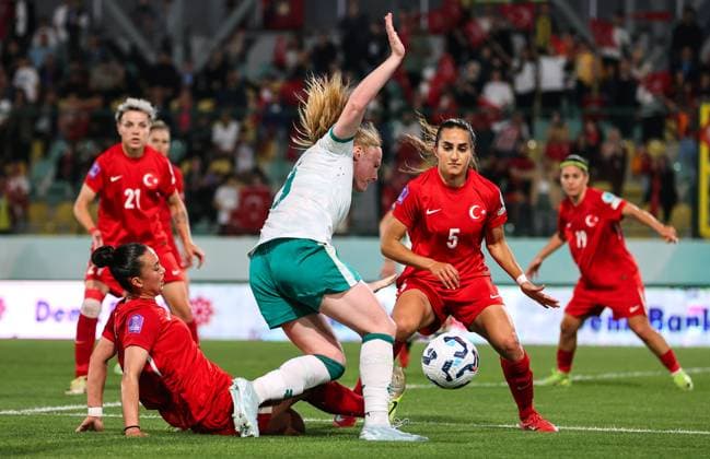 Sport Bilder des Tages UEFA Women s Nations League 2025, Esenler Stadium, Istanbul, Turkey 30 5 2025 Turkey vs Republic of Ireland WNT Ireland™s Amber Barrett is tackled by Meryem Cal of Turkey Amber Barrett is tackled by Meryem Cal 30 5 2025  Copyright: x INPHO RyanxByrnex RB2_2566