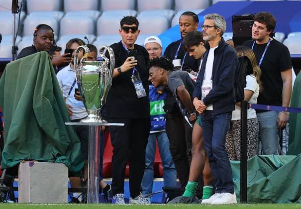 IShowSpeed looks at the Champions League trophy Paris Saint-Germain Training Session, UEFA Champions League Final, Football, Allianz Arena, Munich, Germany - 30 May 2025 EDITORIAL USE ONLY No use with unauthorised audio, video, data, fixture lists, club league logos or live services. Online in-match use limited to 120 images, no video emulation. No use in betting, games or single club league player publications. Copyright: xMichaelxZemanek Shutterstockx 15330915u