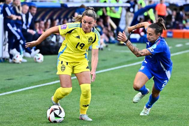 PARMA, ITALIEN 20250530 Sveriges Johanna Rytting Kaneryd 19 och Italiens Elisabetta Oliviero 2 under fredagens fotbollsmatch mellan Italien och Sverige i Nations League, damer, division A, grupp 4 pa Ennio Tardini-stadion i Parma.