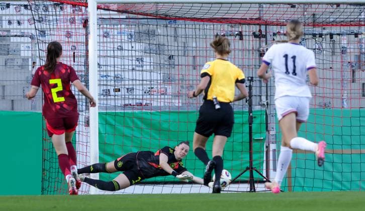 30.05.2025, xhettx, Fussball U 23-Frauen-Länderspiel, Deutschland - USA v.l. Rafaela Borggräfe (DFB) macht sich lang (DFL DFB REGULATIONS PROHIBIT ANY USE OF PHOTOGRAPHS as IMAGE SEQUENCES and or QUASI-VIDEO)