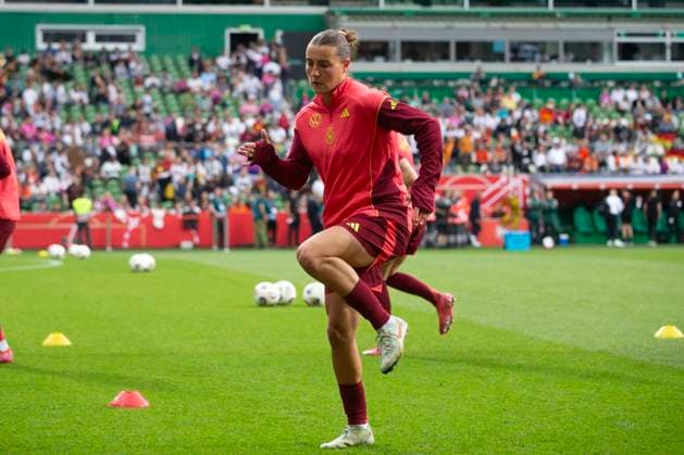 GER, Bremen, Fußballl, Frauenfussball, UEFA Womens Nations League, 5. Spieltag, Deutschland vs. Niederlande im Bild v.l.: Carlotta Wamser (GER 05), beim warm up 30.05.2025, Weserstadion Bremen UEFA REGULATIONS PROHIBIT ANY USE OF PHOTOGRAPHS AS IMAGE SEQUENCES AND OR QUASI-VIDEO, Copyright: HMBxMedia PaulxFritz