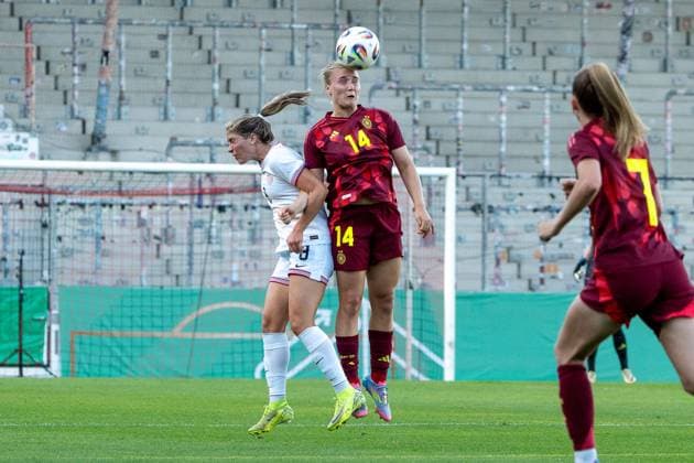 Jella Veit (Deutschland Frauen U23, 14) gewinnt das Kopfballduell gegen Korbin Albert (USA Frauen U23, 08), Deutschland vs. USA, Fussball, Frauen, U23 Laenderspiel, Testspiel, 30.05.2025, DFB REGULATIONS PROHIBIT ANY USE OF PHOTOGRAPHS AS IMAGE SEQUENCES AND OR QUASI-VIDEO, Deutschland vs. USA, Fussball, Frauen, U23 Laenderspiel, Testspiel, 30.05.2025, Großaspach Copyright: xEibner-Pressefoto EdwardxCheungx EP_ECG