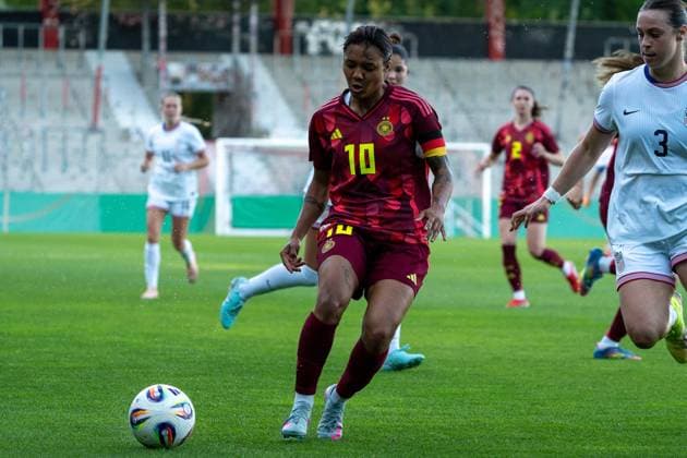 Gia Corley (Deutschland Frauen U23, 10) wird von Lilly Reale (USA Frauen U23, 03) eng gedeckt, Deutschland vs. USA, Fussball, Frauen, U23 Laenderspiel, Testspiel, 30.05.2025, DFB REGULATIONS PROHIBIT ANY USE OF PHOTOGRAPHS AS IMAGE SEQUENCES AND OR QUASI-VIDEO, Deutschland vs. USA, Fussball, Frauen, U23 Laenderspiel, Testspiel, 30.05.2025, Großaspach Copyright: xEibner-Pressefoto EdwardxCheungx EP_ECG